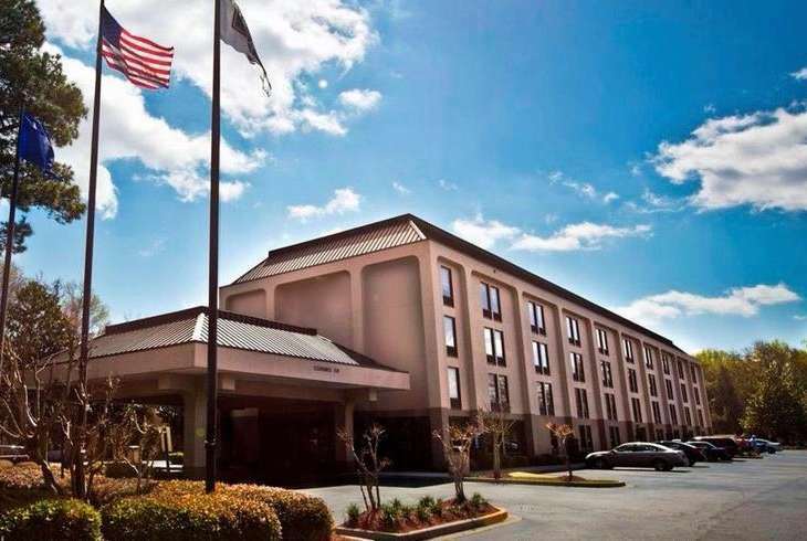 Hotel Wingate By Wyndham Charleston Coliseum Exterior foto